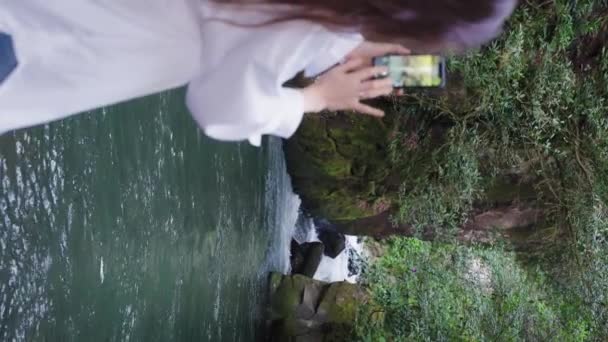 Юная Леди Выглядящая Стильно Фотографирует Горное Озеро Помощью Смартфона Привлекательная — стоковое видео