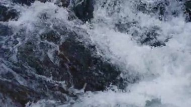 Statik video Berrak dağ nehri geliyor Güçlü su akışı Süper yavaş çekim 120 FPS, SLO MO, Uzun çekim 4K.