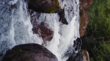 Vahşi Dağ Nehri Şeffaf Akıntısı kayalık kayaların üzerinden akıyor. Kayalık bir dipten saniyede 120 kare hızla akıyor.
