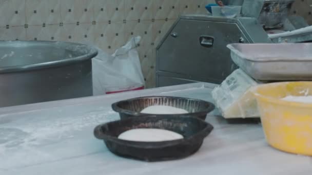 Tortenformen Großaufnahme Bäckerei Produktionsprozess Tisch Mit Schuppen Für Teig Hintergrund — Stockvideo