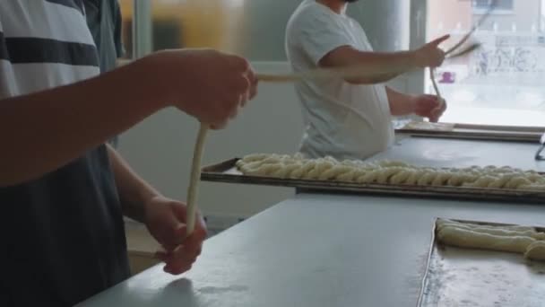 Крупным Планом Два Пекаря Мужчины Пекарне Делают Синхронные Движения Формируя — стоковое видео