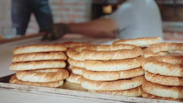 Bäckerei Vordergrund Türkischer Bagel Hintergrund Zwei Bäcker Die Brot Aus — Stockvideo