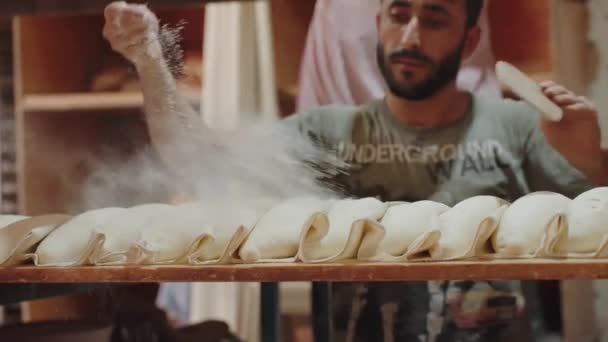 Superlångsam Rörelse Bageri Turkiet Man Mellanöstern Etnicitet Baker Strössel Bröd — Stockvideo