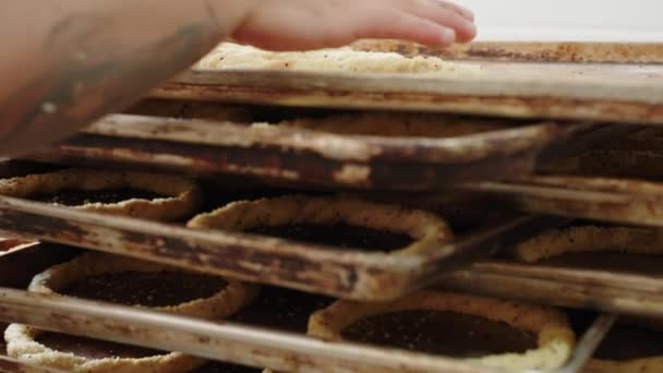 Baker Matin Met Des Bagels Couverts Graines Sur Des Plateaux — Video