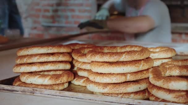 Panadería Primer Plano Bagel Sésamo Simit Fondo Dos Panaderos Saca — Vídeos de Stock