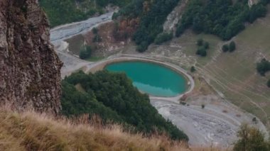 Dağlarda küçük bir göl. Doğal hazine gözlerden uzak. 4k görüntü