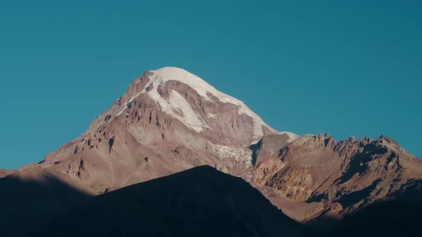 Prachtige Ochtend Bergen Wolkeloze Lucht Top Van Berg Bedekt Met — Stockvideo