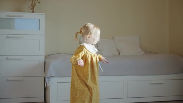 可爱的小女孩对她的礼物很满意 穿着新衣服到处转悠 快乐的童年 充满爱心的父母 快乐的家庭 慢动作4K — 图库视频影像