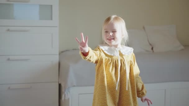 Encantadora Niña Emocionada Por Cumpleaños Mamá Hizo Vestido Nuevo Mostrando — Vídeos de Stock