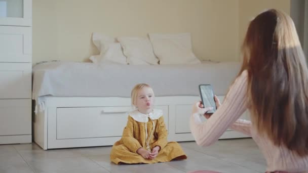 Buona Madre Figlia Divertono Utilizzando App Mobile Scattare Foto Video — Video Stock