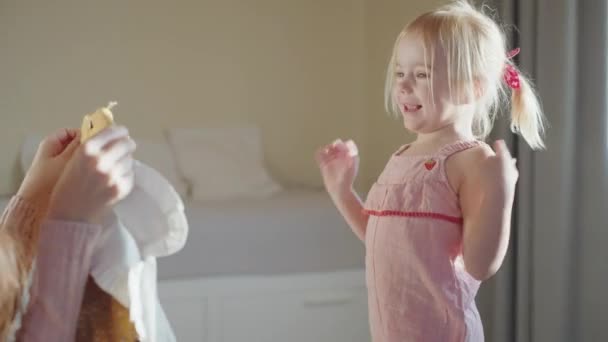 Mutlu Güzel Küçük Kız Duygularından Kendini Alıkoyamıyor Annesinden Aldığı Hediyeyle — Stok video