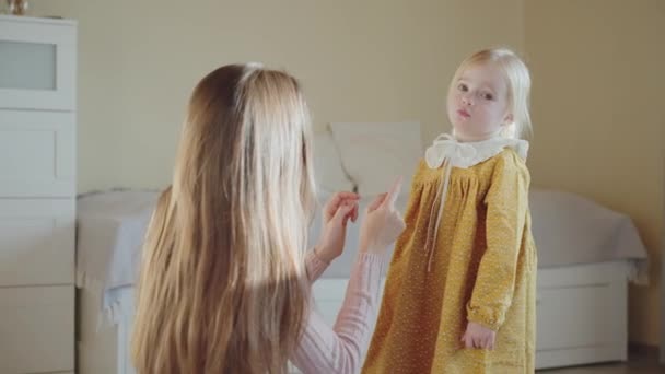 Menina Adorável Bonito Perguntou Mãe Carinhosa Brinca Com Filha Abraçar — Vídeo de Stock