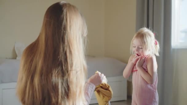 Anne Sarı Elbiseli Kızına Paketini Gösteriyor Küçük Kız Ağzı Açık — Stok video