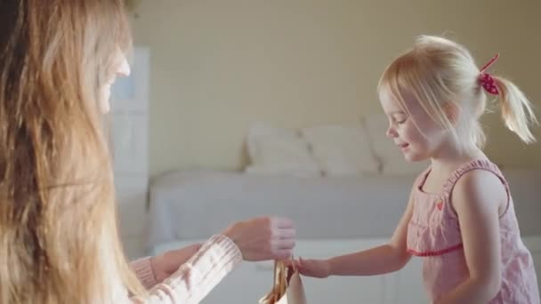 Молода Мама Дарує Дочці Подарунок Екологічно Чистій Упаковці Збуджена Дівчина — стокове відео