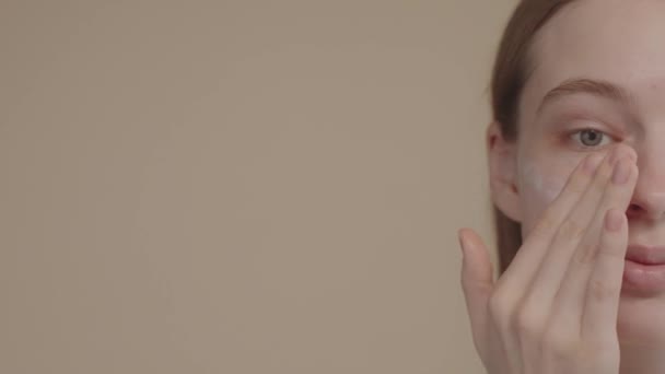 Портрет Наполовину Молодої Жінки Яка Стикається Крупним Планом Світлому Тлі — стокове відео
