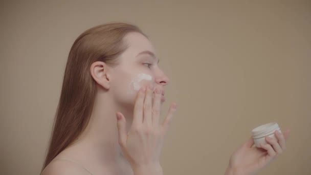 Happy Attractive Young Woman Applying Moisturizer Side View Young Lady — Stock videók