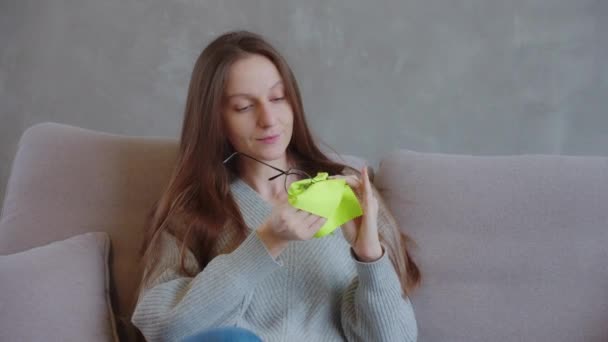 Ung Kvinna Årsåldern Som Torkar Sina Glasögon För Att Syn — Stockvideo