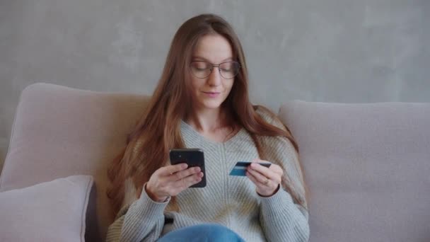 Junge Frau Besitz Von Kreditkarte Mit Mobilen Instant Payments Hause — Stockvideo