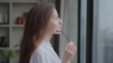 Sakin bir genç kadın gözlüğünü çıkarır, derin bir nefes alır, derin bir meditasyon yapar kapalı gözlerle kapalı durur, yan profil görüntüsünü kapatır. Zihinsel rahatlama egzersizleri yapar, stres konsepti hissetmez.