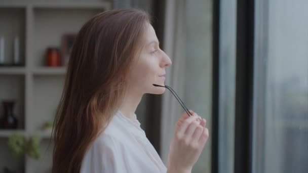 Спокійна Молода Жінка Знімає Окуляри Глибоко Вдихаючи Свіже Повітря Роздумуючи — стокове відео