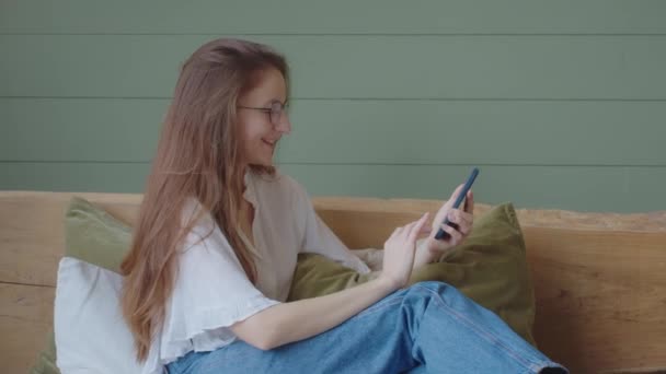 Щаслива Розслаблена Молода Жінка Тримає Смартфон Дивлячись Екран Мобільного Телефону — стокове відео