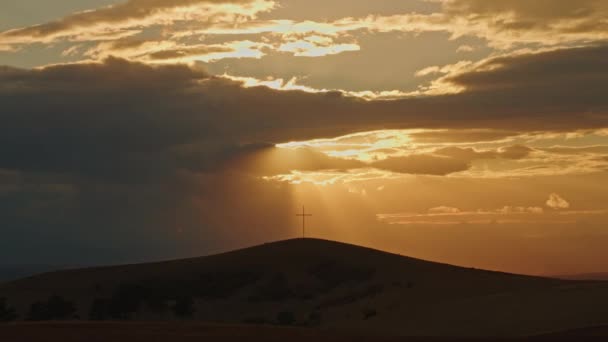 Промені Пагорбі Повільно Являються Хмар Силуетний Хрест Тлі Сонячного Світла — стокове відео