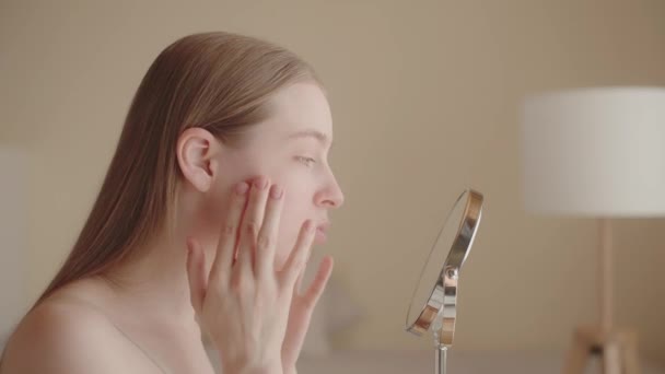 Wanita Muda Yang Khawatir Melihat Cermin Memeriksa Kulit Wajahnya Generasi — Stok Video