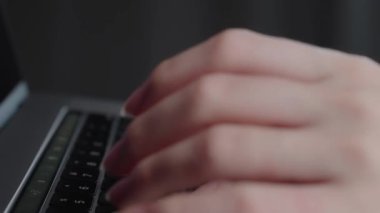 Genç bir kadının, bir sohbet robotu sinir ağına arama sorgusu göndermek ve web tarayıcısında sörf yapmak için dizüstü ya da bilgisayar klavyesinde çalışmakla meşgul olduğu makro yakın plan fotoğrafları. Yavaş çekim