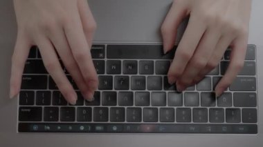 Genç bir kadının üst görüntüsü. Bilgisayarda ya da klavyede çalışan elleri bir sohbet robotu sinir ağına arama sorgusu göndermek ve web tarayıcısında sörf yapmakla meşgul.