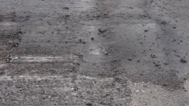 Hasarlı yol. Çukur tamir yüzeyi. Otoyol bakımı. Otoyolun yeniden uygulanması.