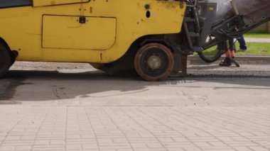 Yol yüzeyinin üst katmanının çıkarılması. Makine asfaltın üst katmanını kaldırır. Üssü yeni bir yol yüzeyi için hazırlıyorum. Otoyol Bakımı