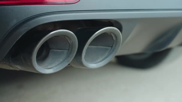 ガソリン車やディーゼル車の排気ガスの生態汚染 生態系の問題ドライバCo2二酸化炭素排出量輸送テールパイプマフラースモッグエコ問題有毒ガス 大気汚染車排気管マフラー — ストック動画