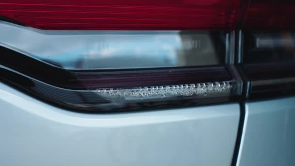 Wadliwy Reflektor Nowoczesnego Samochodu Krople Wody Kondensacja Wewnątrz Lampy Led — Wideo stockowe
