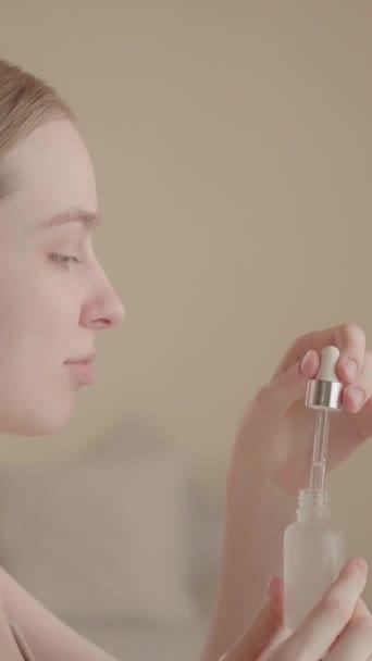 Facial Skin Care Mulher Loira Caucasiana Aplica Soro Facial Com — Vídeo de Stock