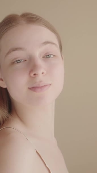 Jovem Senhora Loira Saudável Com Pele Rosto Liso Sorrindo Olhando — Vídeo de Stock