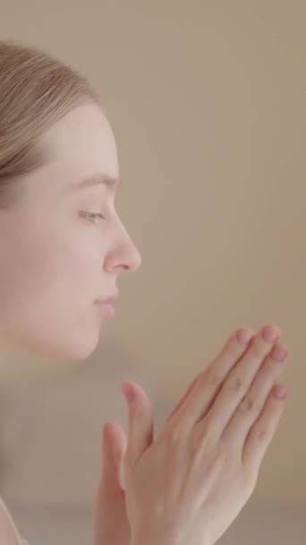 Entspannte Junge Frau Genießt Morgendliche Hautpflege Die Anwendung Eines Serums — Stockvideo