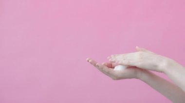 Köpüklü kadın elleri, yüz yıkama köpüğü, yüz bakımı, hijyen, temizlik. Vücut bakım ürünleri reklamları. Pembe arkaplan Güzellik Koleksiyonu
