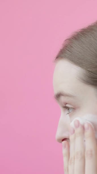 Slow Motion Extrem Närbild Ung Kvinna Tvättar Ansiktet Med Ansiktstvätt — Stockvideo