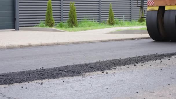 公路维修 沥青路面铺设 滚子把新铺好的沥青压平 在城市街道上铺有铺路机的沥青的过程 — 图库视频影像