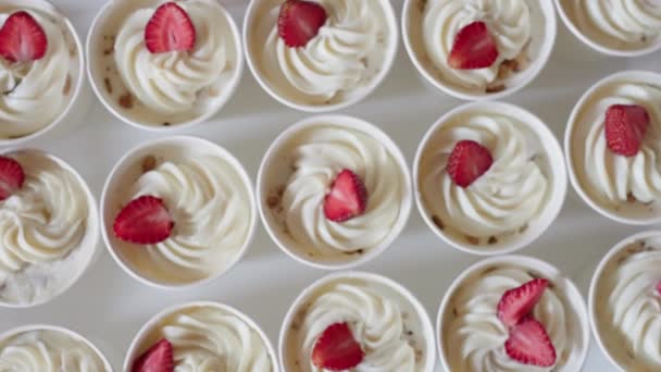 Circulaire Beweging Van Dessertbekers Slagroom Van Alternatieve Melk Aardbeien Noten — Stockvideo