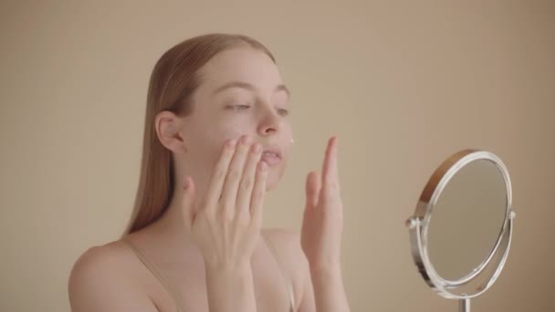 Nahaufnahme Die Junge Dame Genießt Die Morgendliche Gesichtspflege Trägt Feuchtigkeitsspendende — Stockvideo