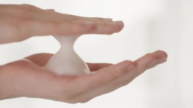 Yakın plan, genç kadın elleri, sabun köpüğü, yüz köpüğü, bebek sabunu, vücut hijyeni. Vücut bakım ürünleri reklam konsepti, cilt bakımı. Yavaş çekim