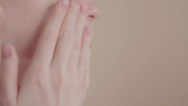 Extreme Closeup Vista Lateral Mujer Joven Lavar Cara Con Espuma — Vídeos de Stock