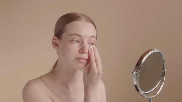 Aantrekkelijke Blanke Vrouw Die Toner Aanbrengt Genietend Van Haar Huidconditie — Stockvideo