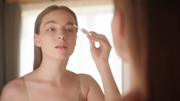 Maquillaje Mujer Joven Caucásica Segura Cepillando Las Cejas Con Cepillo — Vídeos de Stock