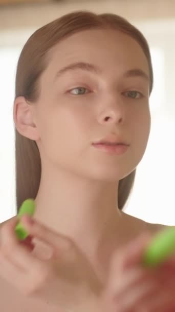 Ung Vit Kvinna Applicerar Skyddande Läppstift Eller Balsam För Att — Stockvideo