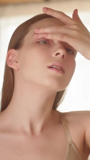 Cosméticos Antienvejecimiento Mujer Aplica Crema Arrugas Zona Cercana Los Ojos — Vídeo de stock