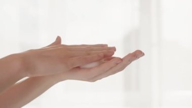 Vücut bakım ürünleri reklam konsepti, cilt bakımı. Yakın plan, genç kadın elleri, sabun köpüğü, yüz köpüğü, bebek sabunu, vücut hijyeni.. 