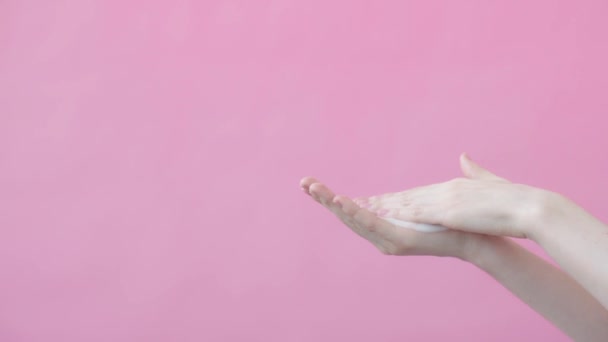 ボディケア製品広告コンセプト スキンケア クローズアップ 若い女性の手 石鹸の泡 顔の泡 赤ちゃんの石鹸 ボディ衛生 スローモーション ピンクのバックグラウンドコレクション — ストック動画