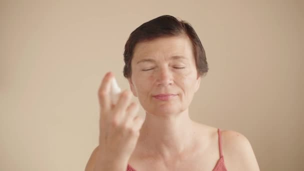 Blanke Volwassen Mooie Vrouw Geïsoleerde Achtergrond Sprays Verfrissend Micellair Thermaal — Stockvideo